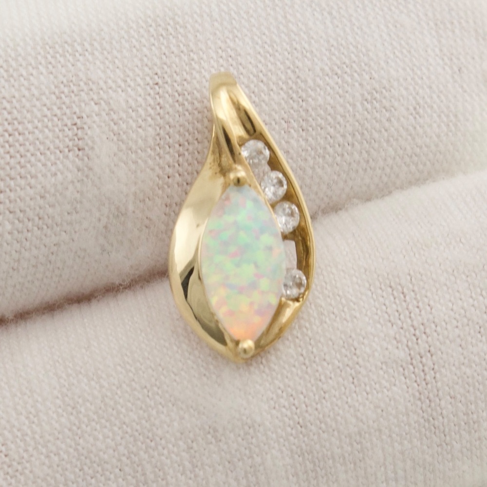 Vintage 10K Yellow Gold Lab-Created Opal Necklace Pendant Cubic Zirconia